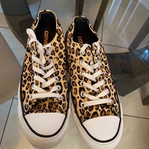 Leopard converse